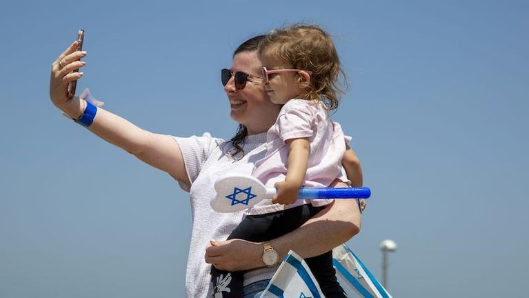 Israel: se dejará de usar barbijos en las calles y se terminarán las burbujas en las escuelas