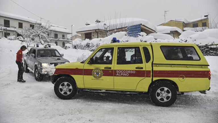 Italia: varios muertos en un alud que sepultó un hotel