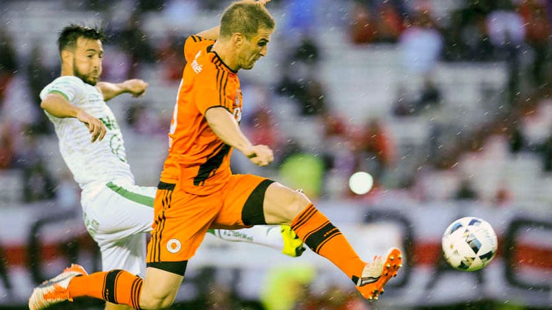 Iván Alonso marcó el primer gol con la casaca naranja. Foto: Olé.