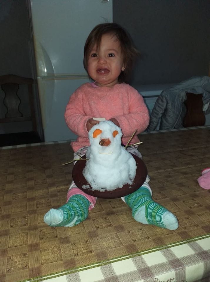 Ivana Ochoa y si hija, felices con la nieve.