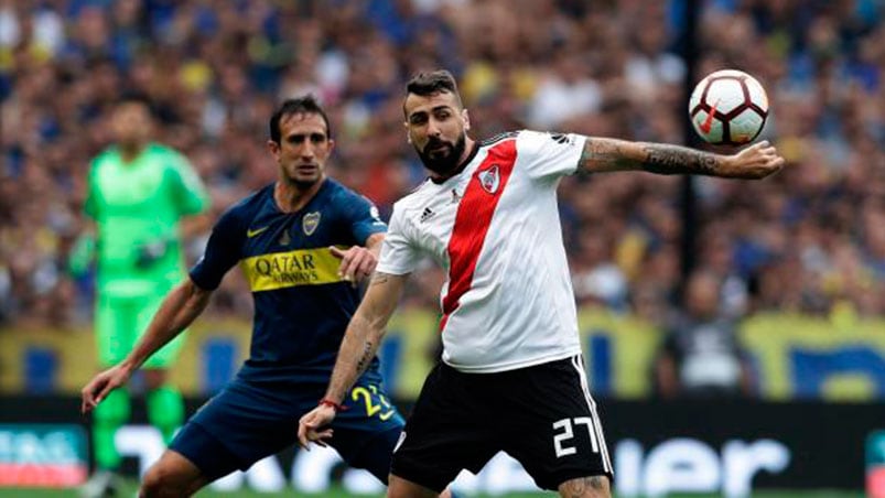 Izquierdoz y Pratto luchan en el partido de ida.