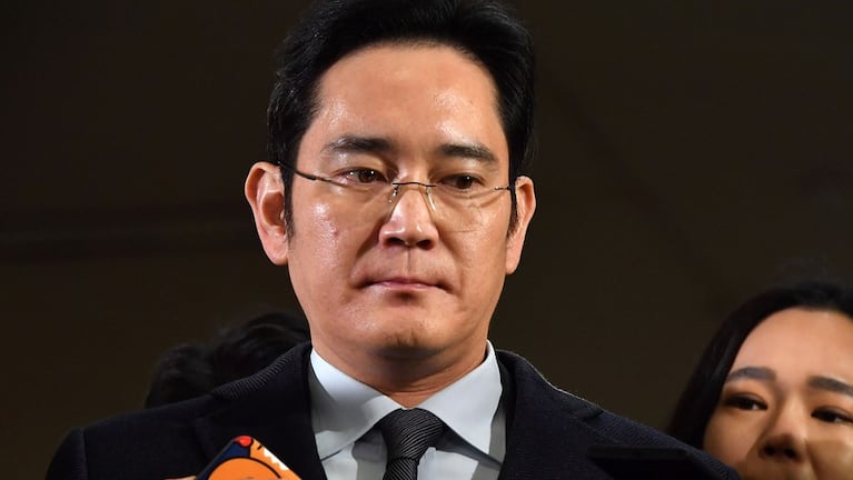 Jae Yong heredó una de las empresas más grandes del mundo y terminó en la cárcel.