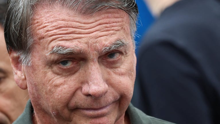 Jair Bolsonaro cumple arresto domiciliario.