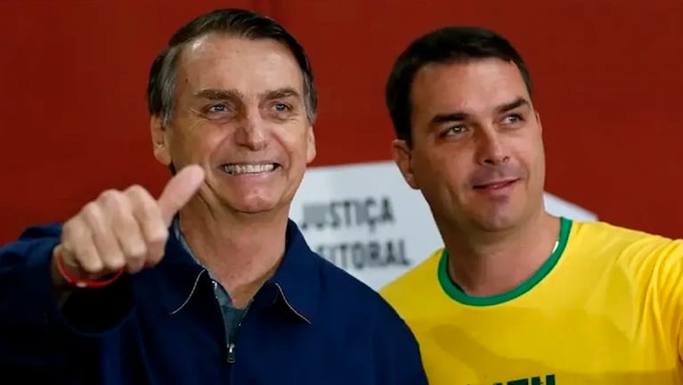 Jair Bolsonaro y su hijo Flavio.