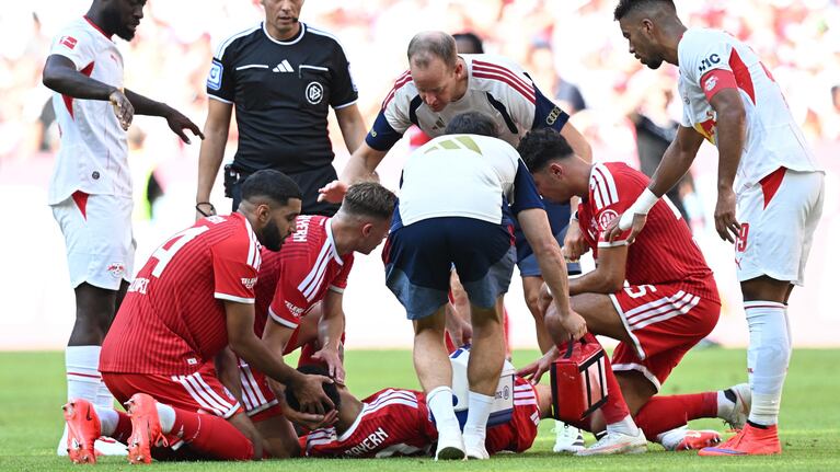 Jamal Musiala se descompensó en un amistoso con el Bayern Munich. REUTERS/Angelika Warmuth