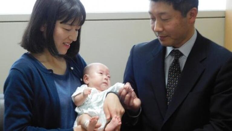 Japón: le dan el alta al bebé más pequeño del mundo