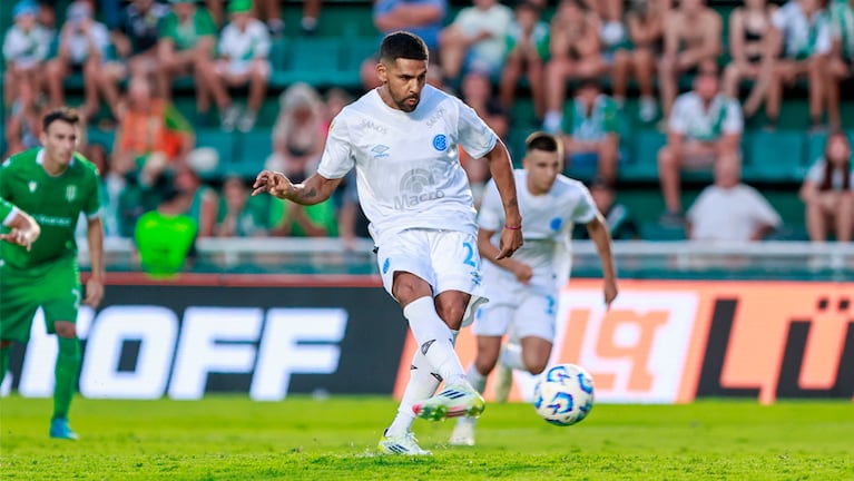 Jara anotó de penal el gol del empate frente a Banfield.