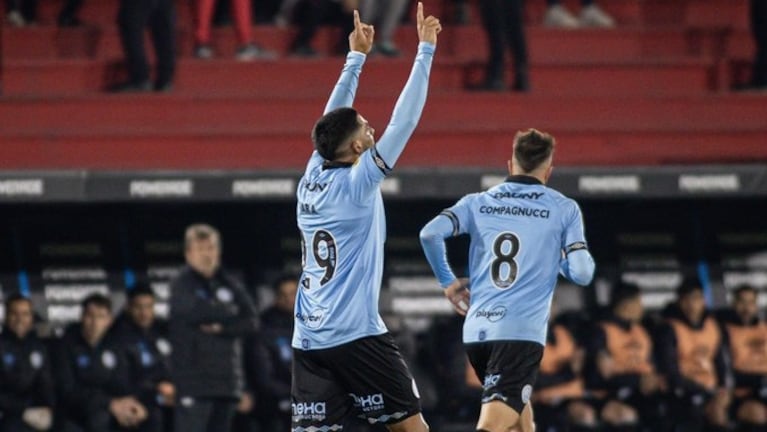 Jara, el hombre gol del Pirata en Parque Patricios.