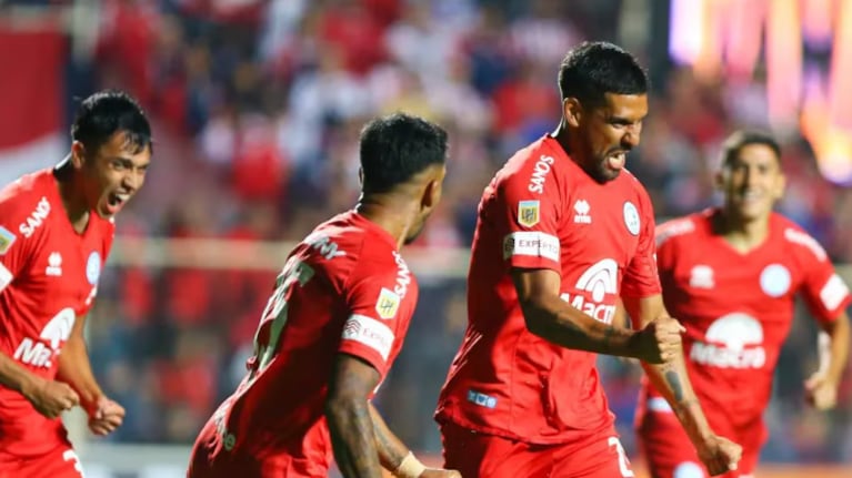 Jara festejando el gol.