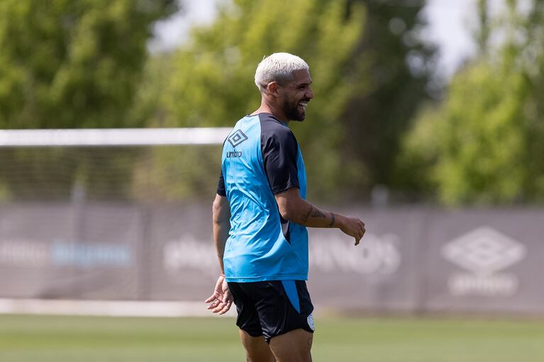 Jara metió look platinado de cara al partido ante Argentinos Juniors por Copa Argentina.