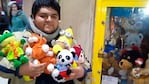 Javier Lizana le ganó a la máquina de peluches.