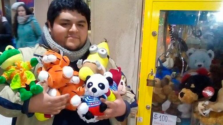 Javier Lizana le ganó a la máquina de peluches.