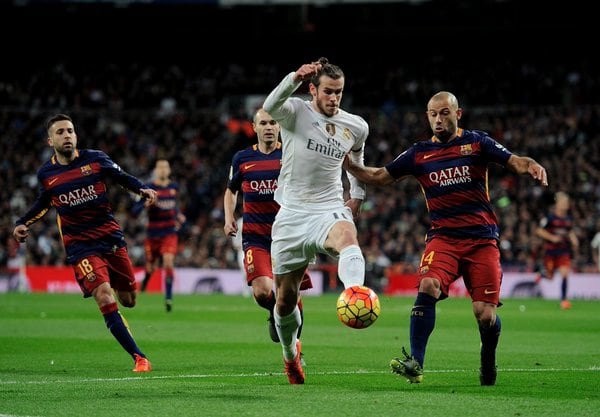 Javier Mascherano marcando al galés Bale. 