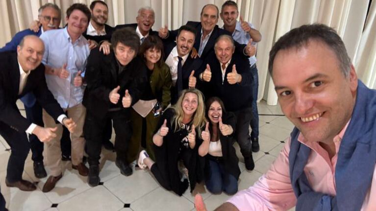 Javier Milei cenó con los ministros del Gabinete para despedir el año. (Foto: X/@madorni).