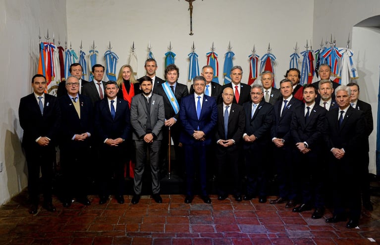 Javier Milei con los gobernadores durante la firma del Pacto de Mayo en Tucumán, en julio de 2024. (Foto: Presidencia).