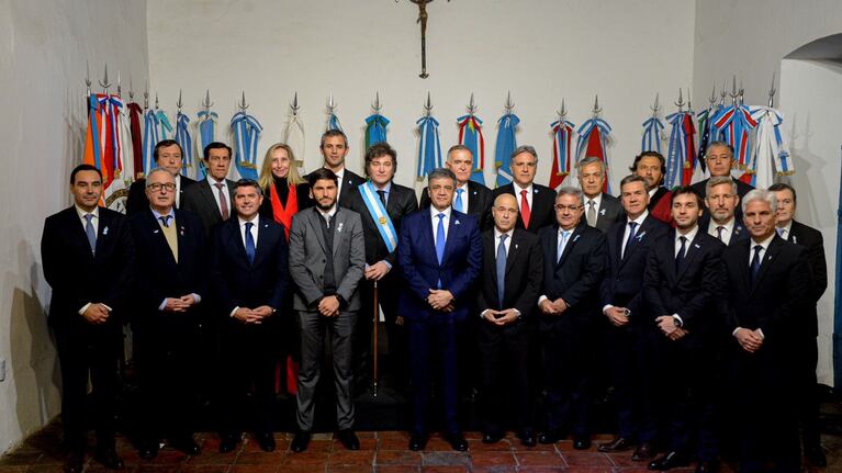 Javier Milei con los gobernadores durante la firma del Pacto de Mayo en Tucumán, en julio de 2024. (Foto: Presidencia).