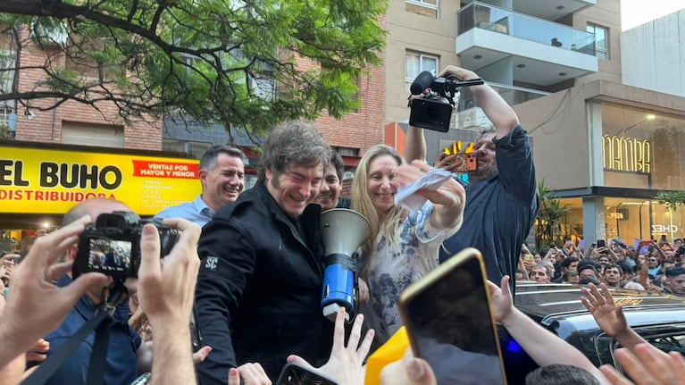 Javier Milei en las calles de Nueva Córdoba.