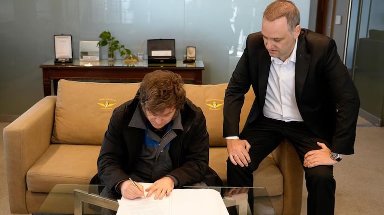 Javier Milei firmó el proyecto de reforma laboral tras regresar de Noruega.