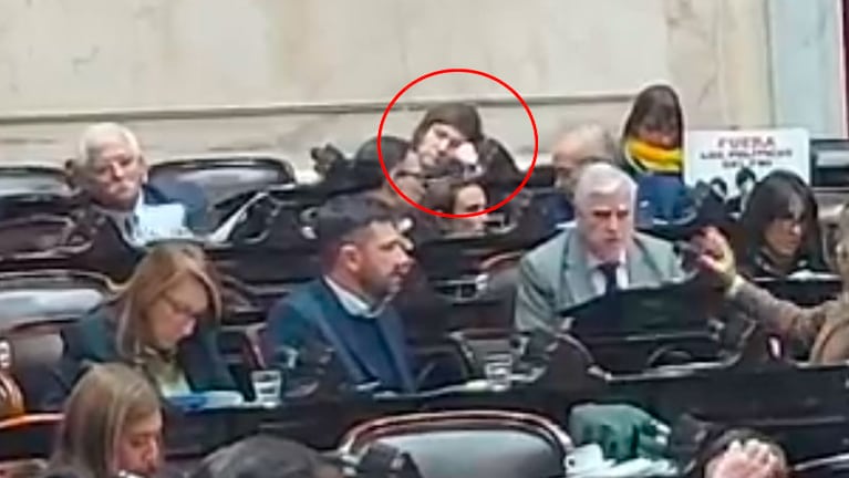 Javier Milei fue captado dormido antes de la sesión.