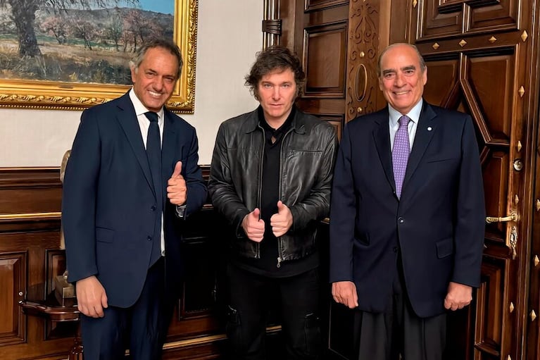 Javier Milei junto a Guillermo Francos y Daniel Scioli.