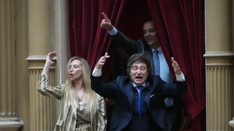 Javier Milei junto a su hermana Karina y el jefe de Gabinete Manuel Adorni. Foto: AP/Rodrigo Abd.