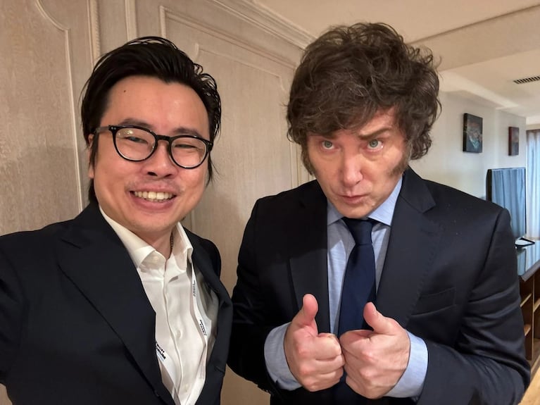 Javier Milei se fotografió días atrás con Julian Peh, uno de los promotores de la criptomoneda del escándalo. (Foto: Linkedin/KIP Protocol)