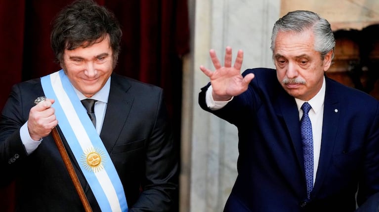 Javier Milei y Alberto Fernández en el Congreso, en el acto de traspaso de mando presidencial. (Foto: AP - Natacha Pisarenko)