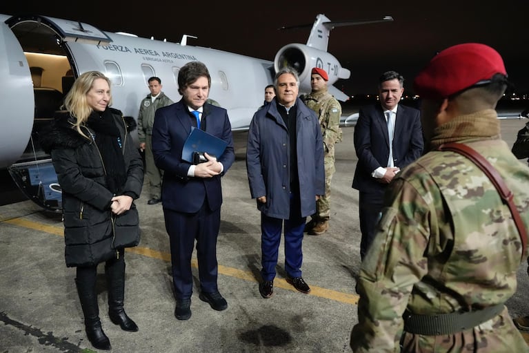 Javier Milei y Martín Llaryora en el aeropuerto de Córdoba