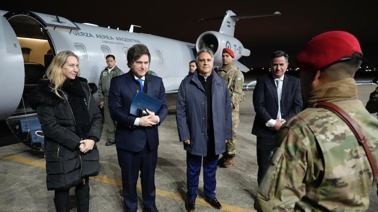 Javier Milei y Martín Llaryora en el aeropuerto de Córdoba