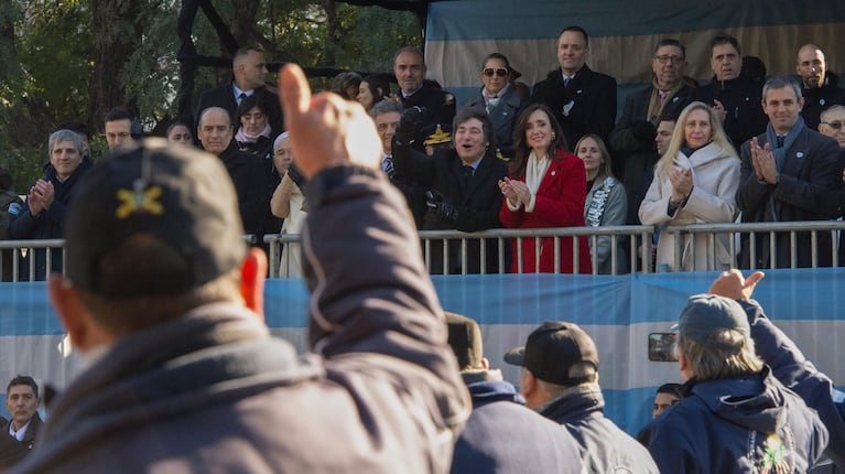 Javier Milei y Victoria Villarruel encabezan el desfile militar en la ciudad de Buenos Aires por el Día de la Independencia. (Foto: Presidencia)