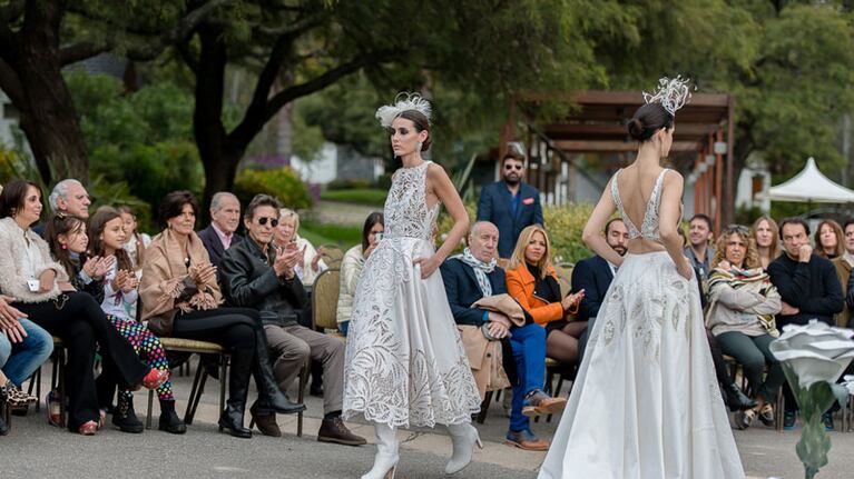 Javier Saiach diseña vestidos exclusivos.