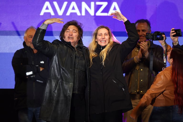 Javier y Karina Milei en el cierre de campaña de La Libertad Avanza en provincia de Buenos Aires.
