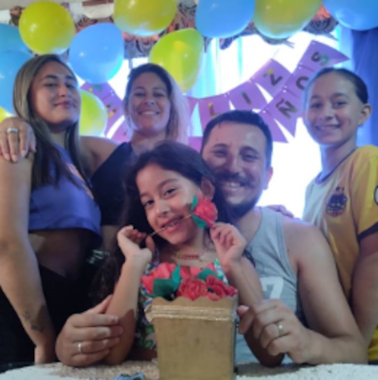 Jazmín Pedraza junto a su familia.