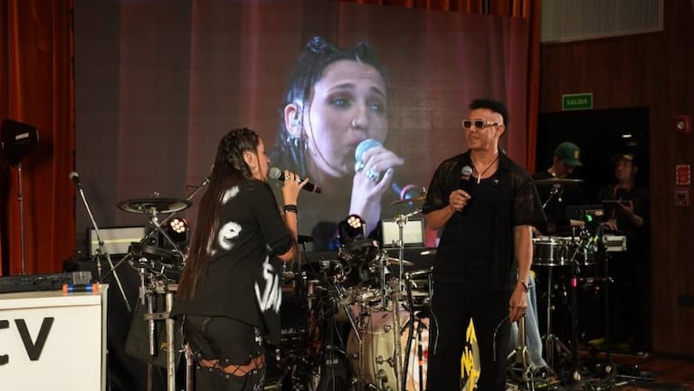 Jean Carlos y Vane Velázquez fusionaron sus voces al ritmo de una balada romántica en los 10 años de ElDoce.tv