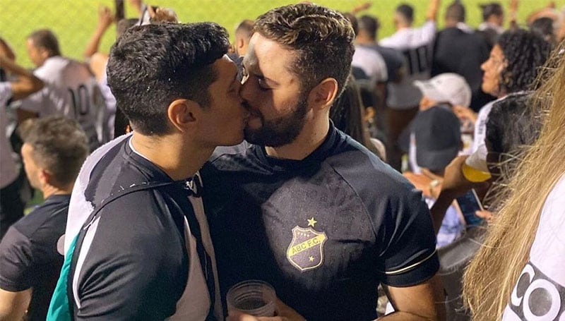 Jean y Dioges mostraron su amor en la fiesta del ascenso de su club, el ABC de Brasil.