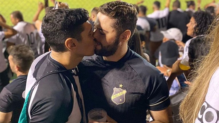 Jean y Dioges mostraron su amor en la fiesta del ascenso de su club, el ABC de Brasil.