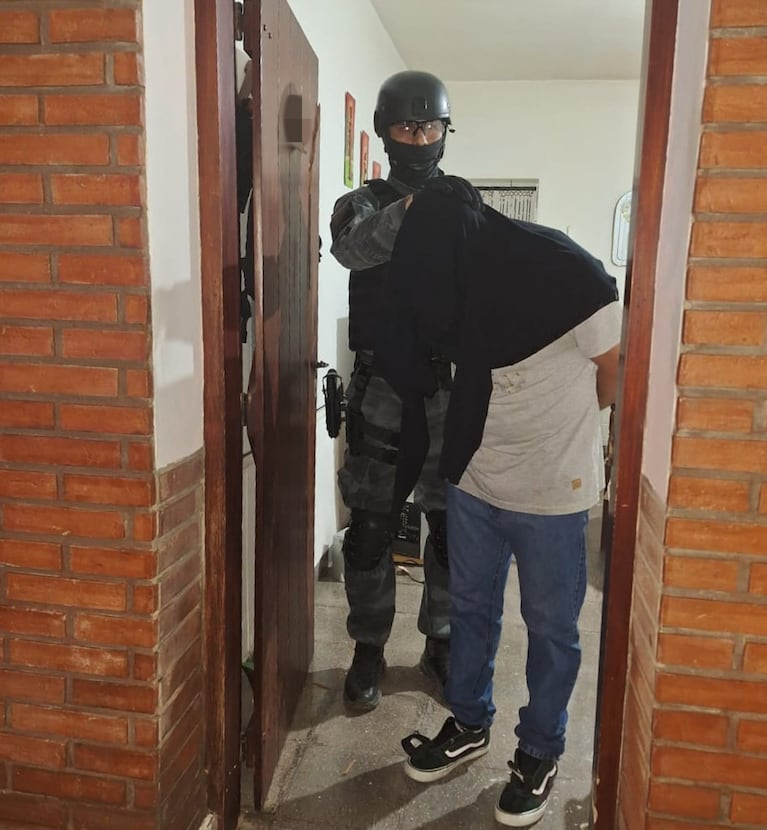 Jefe y empleado detenidos por vender droga desde un local de reparación de celulares