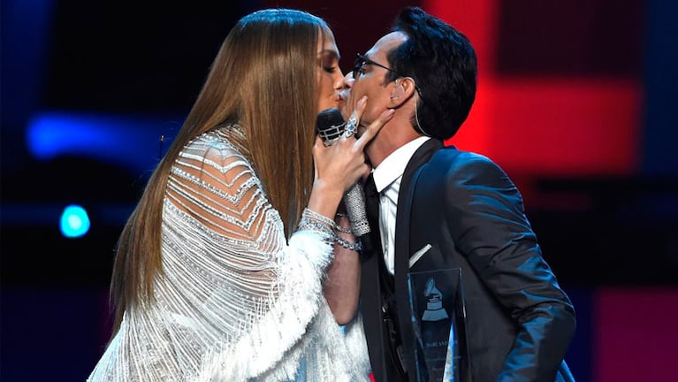 Jennifer Lopez y Marc Anthony cantaron un éxito de Pimpinela con beso incluido. 