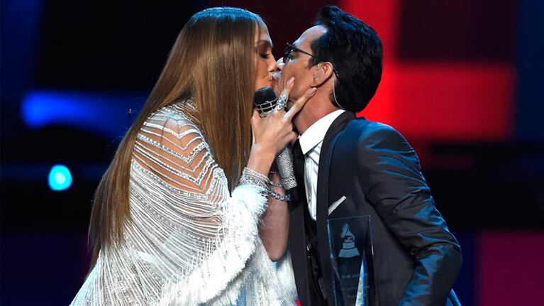 Jennifer Lopez y Marc Anthony cantaron un éxito de Pimpinela con beso incluido.