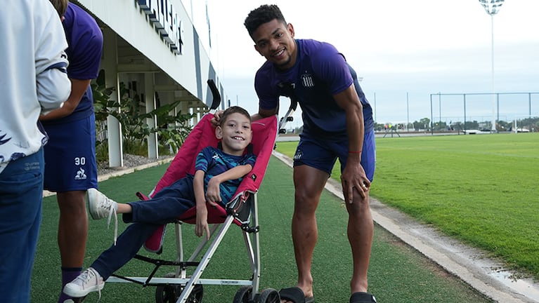 Jere tuvo un emotivo encuentro con los jugadores de Talleres.