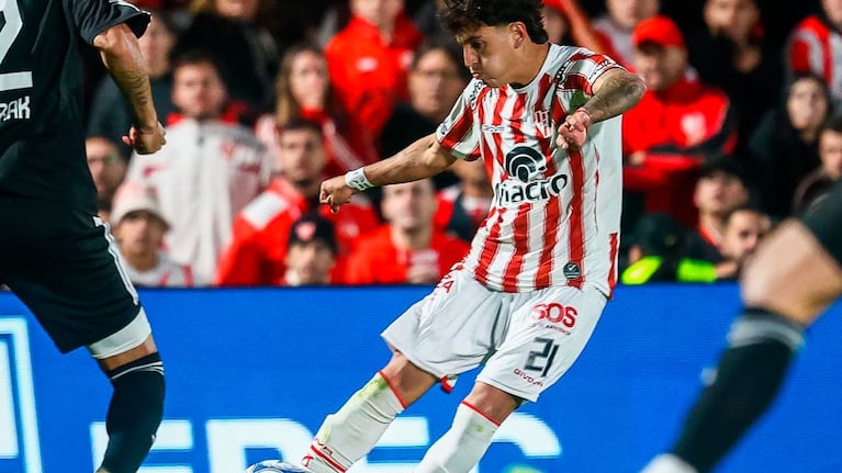 Jeremías Lázaro abrió el marcador para Instituto ante Deportivo Riestra. Foto: Prensa IACC.