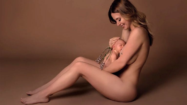 Jésica Cirio, desnuda abrazando a su hija Chloé.