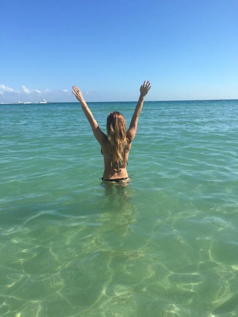Jésica Cirio subió la temperatura en la playa
