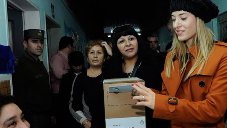 Jésica Cirio votó en la escuela de Lomas de Zamora
