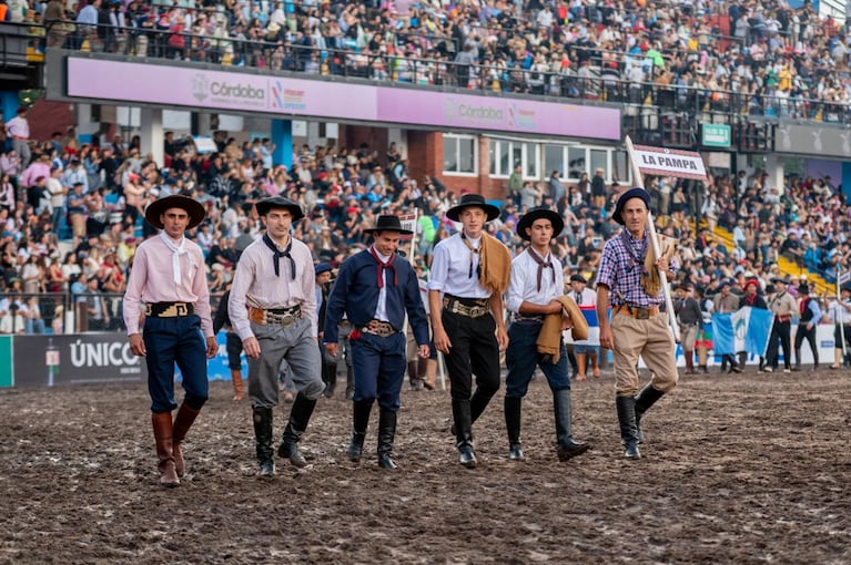 Jesús María dejó atrás la lluvia y abrió a pura fiesta la edición de los 60 años: fotos y videos  