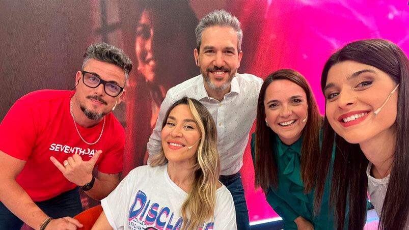 Jimena Barón con el equipo de Seguimos.