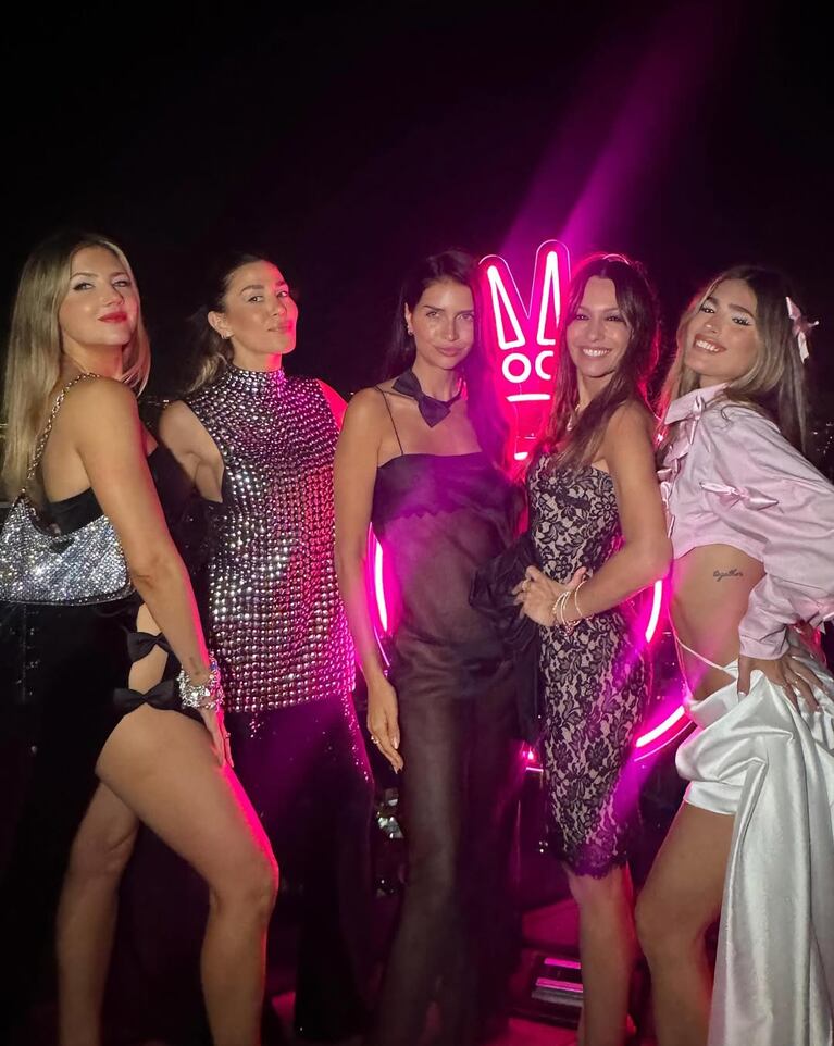 Jimena Barón, Pampita Ardohain, Zaira Nara, Julieta Poggio y Stephanie Demner en Tailandia. (Foto: Instagram /jmena)