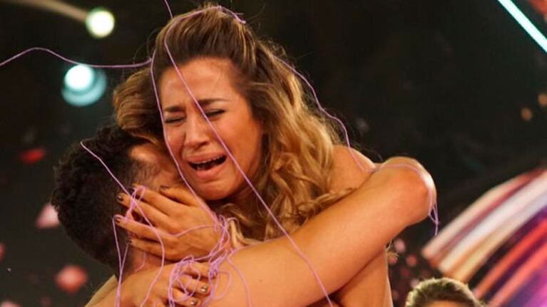 Jimena saltó a los brazos de su pareja tras conocer el voto del público.