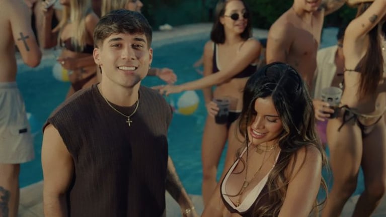 Joaco Martín y Valentina Olguín armaron una fiesta de verano en el videoclip de “Lejos”.