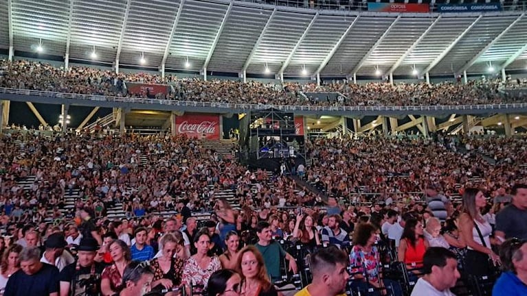 Joaquín Sabina hizo cantar y emocionar a una multitud en el Kempes